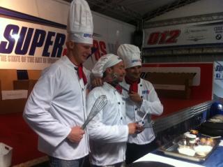 En hård dag på jobbet för hela Audi teamet slutade med matlagning...